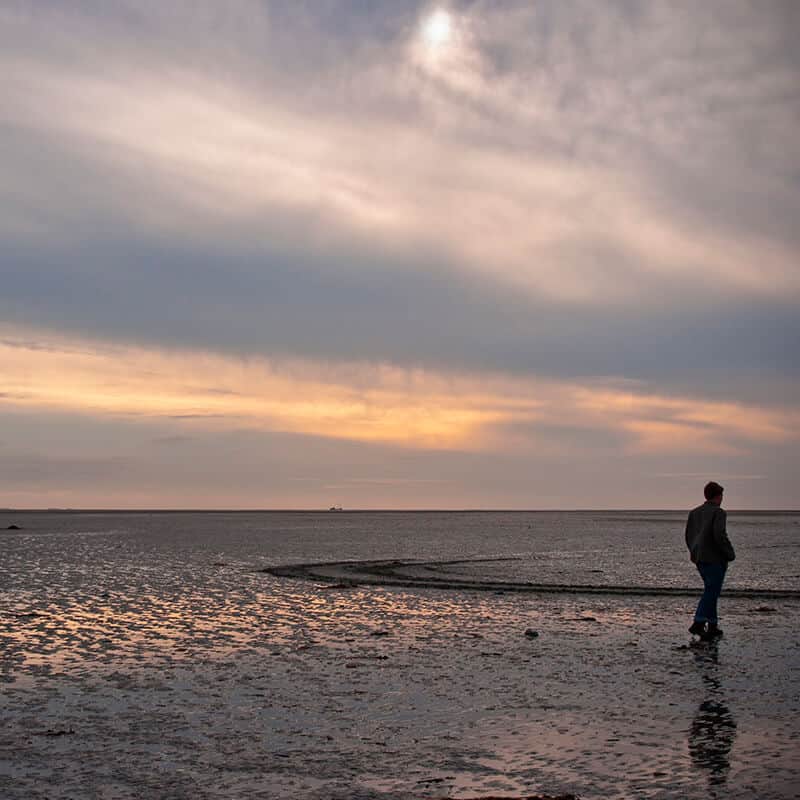 Aan het eind van het uiterste puntje van het eiland, ver van de bewoonde wereld vind je de Balg.  Een zandplaat bijna tegen Schiermonnikoog aan in de Waddenzee. Er zijn regelmatig zeehonden te zien en het is de beste plek om schelpen te zoeken. Je waant je er aan het eind van de wereld…
Je kunt er naar toe met de balgexpres (een tractor met huifkar) ca. 1 uur over het strand of met de fiets (alleen met een speciale strandfiets te doen) over het strand of door de duinen ruim twee uur (met wind mee).