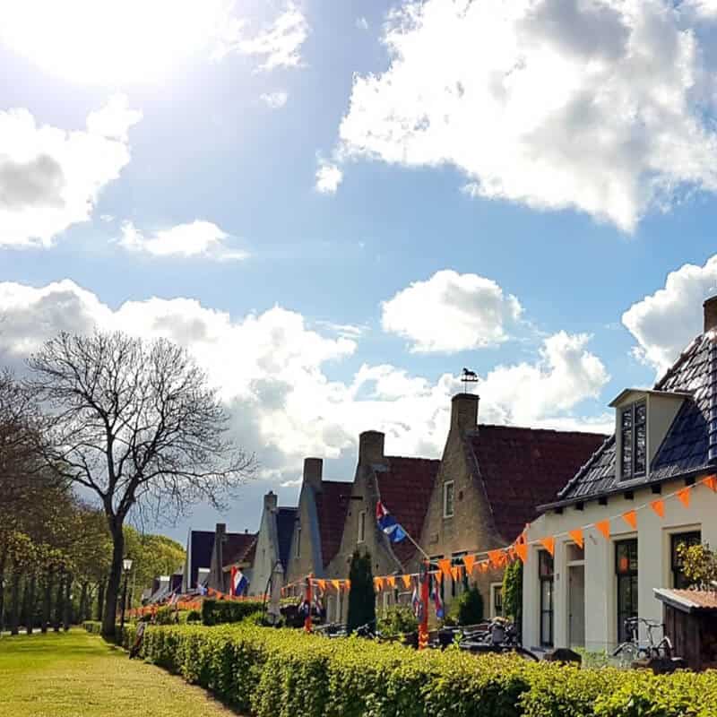 In het authentieke, pittoreske dorp is het heerlijk bijkomen op de gezellige terrasjes of in de diverse cafés of restaurants. Er zijn leuke winkeltjes en in het hoogseizoen is er op iedere donderdagavond  een gezellige markt.