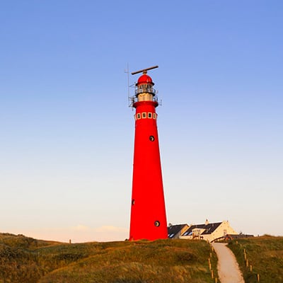 Hoe klein Schiermonnikoog ook is, er is heel veel te doen en te zien. Te veel om hier allemaal op te noemen. Een kleine selectie van plekjes die je niet wilt missen; de Vuurtoren, Vogelkijkhut Westerplas, in het groen verscholen begraafplaatsje Vredenhof, de jachthaven, Bunker Wasserman en andere bunkers, het Schelpenmuseum, het Bezoekerscentrum, De bank van Banck, Klooster Schiermonnikoog.